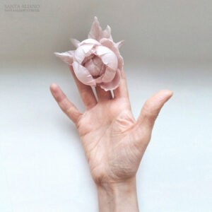 Эксклюзивный цветок Santa Aliano на кончиках пальцев руки